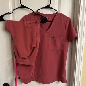 FIGS Mineral Mauve Catarina One-Pocket Scrub Top and Pants Set